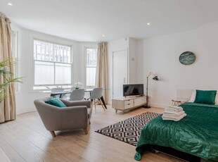 Modern 1-bedroom apartment to rent in Kensington