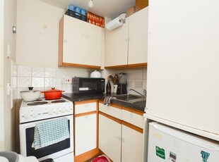 Studio flat for rent in Grove Road, Eastbourne, BN21
