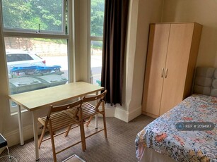 Studio flat for rent in Holyhead Road, Coventry, CV1