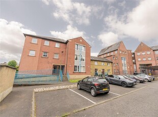 3 bed top floor flat for sale in Leith Links