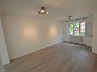 3 bedroom semi-detached house to rent Milton Keynes, MK13 9BG