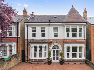 Detached House for sale with 5 bedrooms, The Avenue, London | Fine & Country