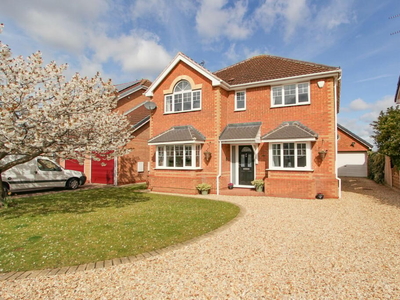 4 bedroom detached house for sale in Brodsworth Way, Rossington, Doncaster, DN11