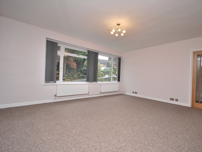 Flat to rent - Kingswood Road, Bromley, BR2