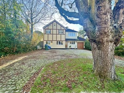 4 bedroom detached house for sale in Shenfield Gardens, Hutton, Brentwood, CM13