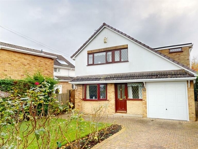 4 bedroom detached house for sale in Woodhall Croft, Stanningley, Pudsey, LS28