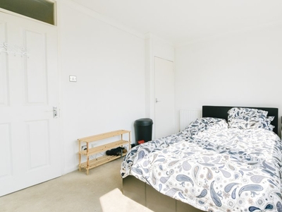 Bright room to rent in 4-bedroom flat, Kensington, London