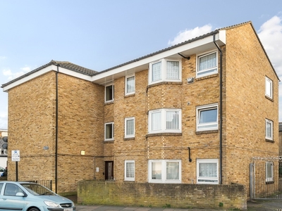 Flat to rent - Gallosson Road, London, SE18