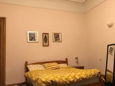 Room for rent in a 3-bedroom flat in Edinburgh