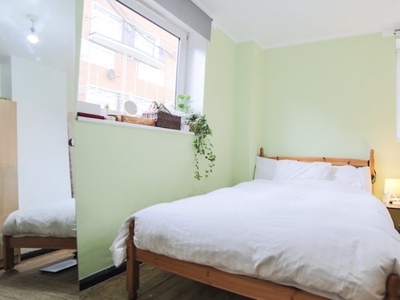 Room to rent in 4-bedroom house with garden in Southwark