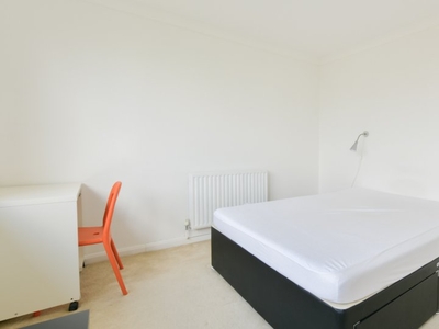 Spacious room to rent in 4-bedroom flat, Kensington, London