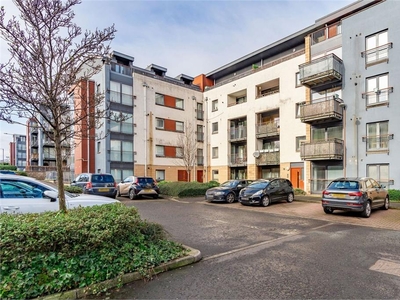2 bed second floor flat for sale in Fettes