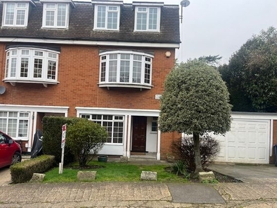 4 bedroom end of terrace house to rent London, NW7 4PG