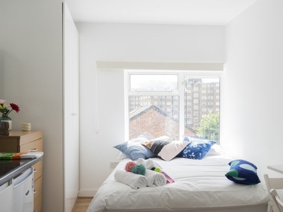 Modern studio flat to rent in Cricklewood, London
