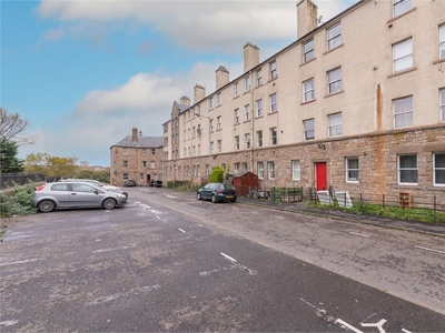 2 bed first floor flat for sale in Meadowbank