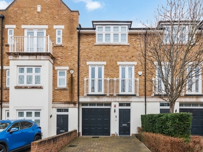 4 bedroom property to let in Emerald Square, SW15