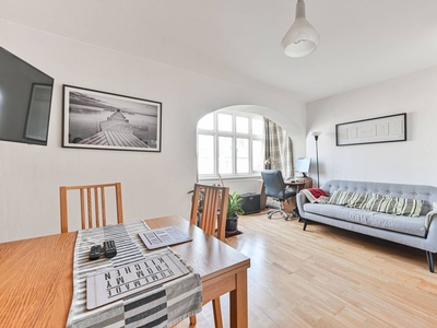 Flat in Lewin Road, Streatham Common, SW16