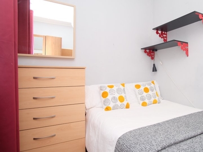 Room for rent in 3-Bedroom Apartment in Queen's Park