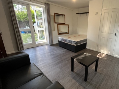 Room to rent in 4-bedroom house with garden in Southwark