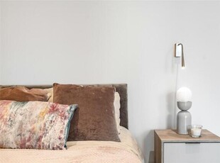 1 Bedroom Flat For Sale In Leatherhead, Surrey