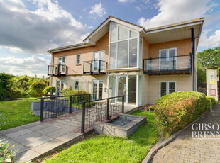 2 Bedroom Apartment For Sale In Leigh-on-sea