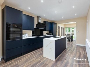 3 Bedroom Apartment For Sale In Finchley, London