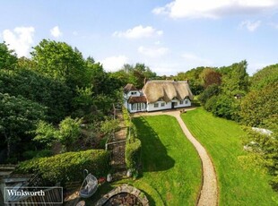4 Bedroom Detached House For Sale In Tadley, Hampshire