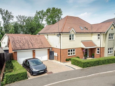 5 bedroom detached house for sale in High Thorn Piece, Redhouse Park, MK14