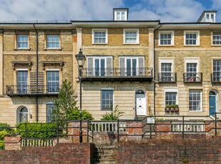 2 bedroom apartment for sale in Clifton Terrace, Winchester, SO22
