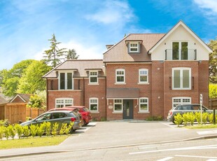 2 bedroom apartment for sale in Lower Blandford Road, Broadstone, BH18
