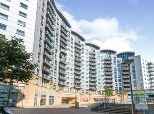 2 bedroom flat for sale in Alencon Link, Basingstoke, Hampshire, RG21