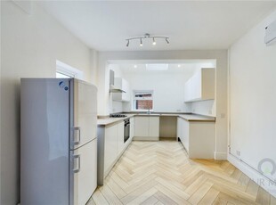2 bedroom flat for sale in Collingwood Road, Abington, Northampton, Northamptonshire, NN1