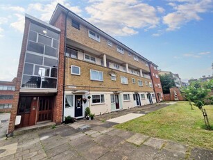 2 bedroom flat for sale in St. Marys Square, Gloucester, GL1