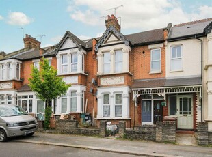 2 bedroom ground floor flat for rent in Winchester Road, London, E4