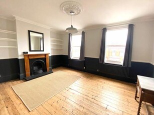 2 bedroom maisonette for rent in Haydons Road, South Wimbledon, SW19