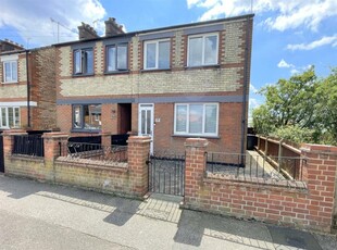 2 bedroom semi-detached house for sale in Sproughton Road, Ipswich, IP1