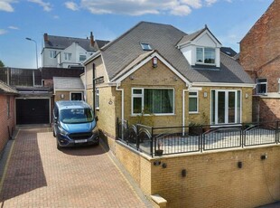 3 bedroom detached house for sale in Starch Lane, NG10
