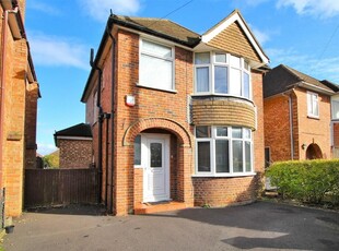 3 bedroom detached house for sale in Waltham Avenue, Guildford, GU2