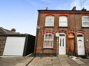3 bedroom end of terrace house for sale in Baker Street Luton LU1 3PX, LU1