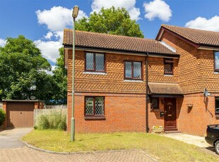 3 bedroom end of terrace house for sale in Weald Close, Shalford, Guildford GU4 8HX, GU4