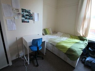 3 bedroom flat for rent in Buckingham Mount, Leeds, LS6