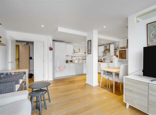 3 bedroom flat for sale in Point Pleasant, SW18
