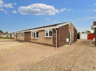3 bedroom semi-detached bungalow for sale in Winchester Avenue, Hull, HU9