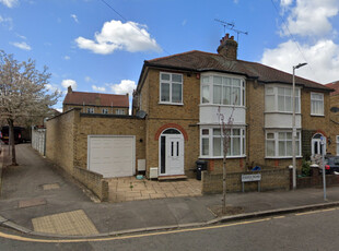 3 bedroom semi-detached house for rent in Essex Road, South Woodford, London, E18