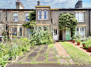 3 bedroom terraced house for sale in Hinton Avenue, Cambridge, CB1