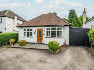 4 bedroom bungalow for sale in Watling Street, Park Street, St. Albans, Hertfordshire, AL2