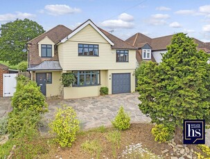 4 bedroom detached house for sale in Chelmsford Road, Shenfield, CM15