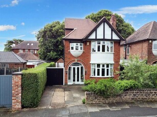 4 bedroom detached house for sale in Farm Road, Chilwell, Nottingham, NG9