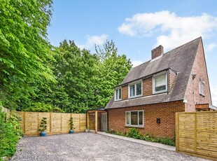4 bedroom detached house for sale in Halls Farm Close, Winchester, SO22