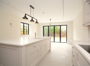 4 bedroom detached house for sale in Paglesham Place, Hollow Lane, Broomfield, Chelmsford, CM1